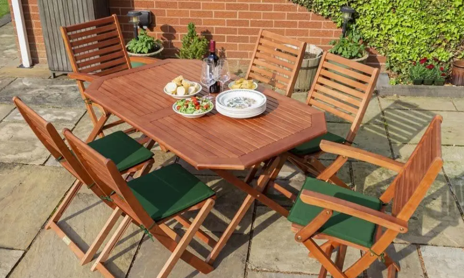 OUTDOOR LIVING STARTS HERE