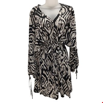 TU Ladies UK 10 White & Black V-Neck Summer Attire Fit & Flare Dress Pre-Loved  TU Ladies UK 10 White & Black V-Neck Summer Attire Fit & Flare Dress Pre-Loved